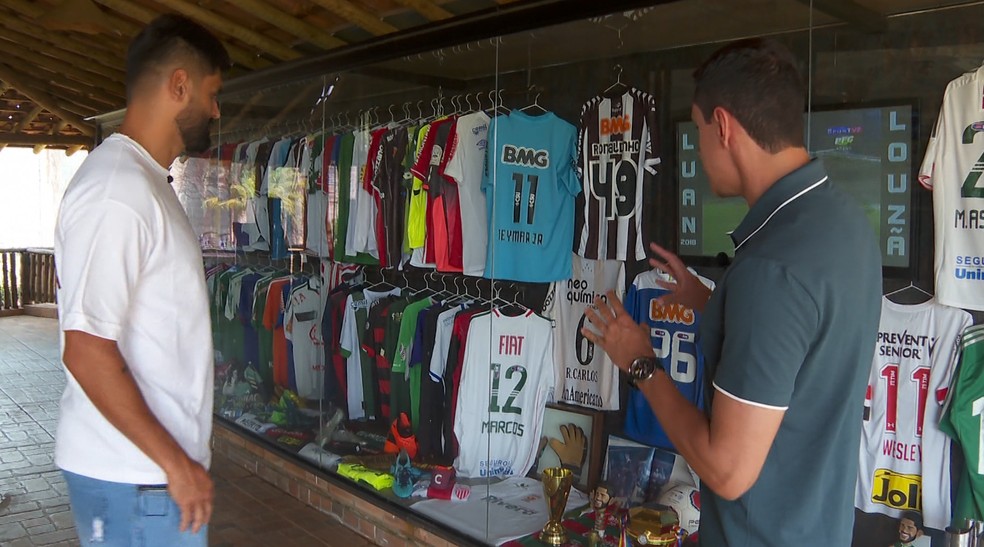 Luan mostra acervo de camisas em chácara de Araras (SP)