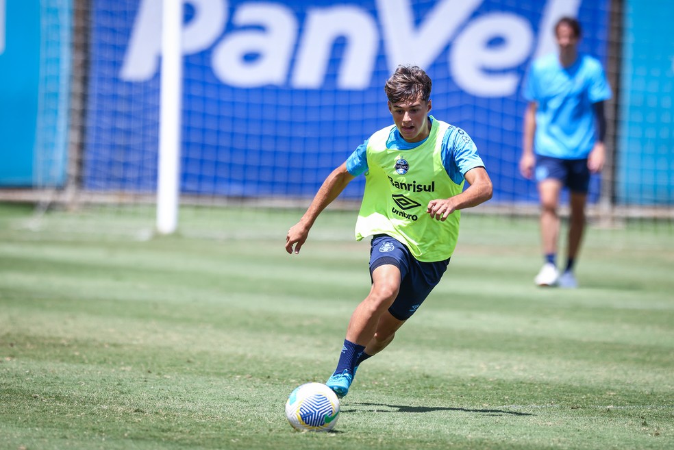 Tiaguinho, de 16 anos, foi relacionado para enfrentar o Vitória — Foto: Lucas Uebel/Grêmio FBPA