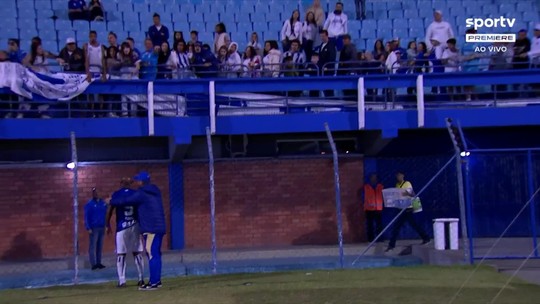 VÍDEO: Vagner Love abandona entrevista para discutir com torcedores após derrota do Avaí - Programa: Brasileirão Série B 