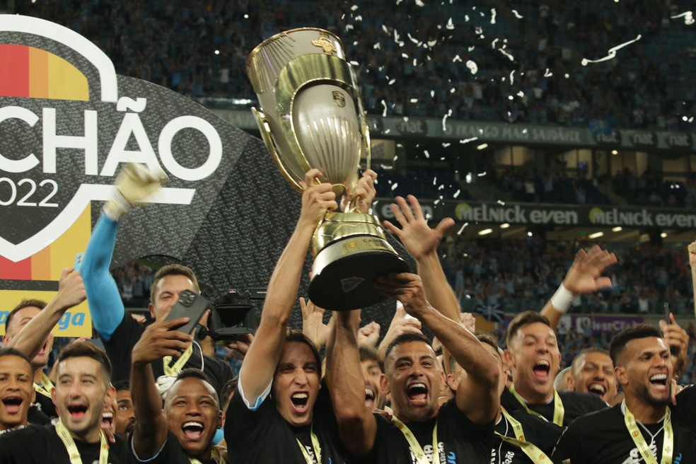 Pedro Geromel e Diego Souza levantam a taça do Grêmio — Foto: Eduardo Moura 