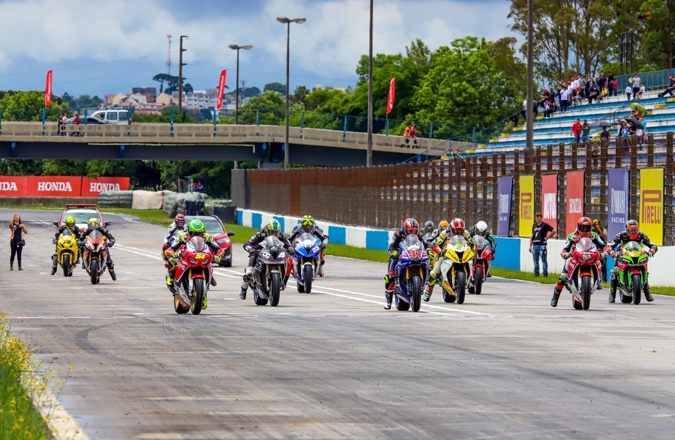 Largada da SuperBike Brasil em Lima Duarte, Minas Gerais, na temporada 2020 — Foto: SuperBike/Divulgação