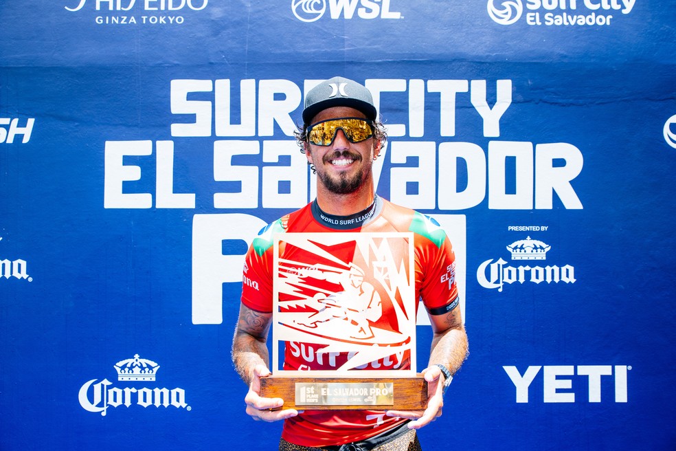 Filipe Toledo com o troféu da etapa de El Salvador — Foto: Beatriz Ryder/World Surf League