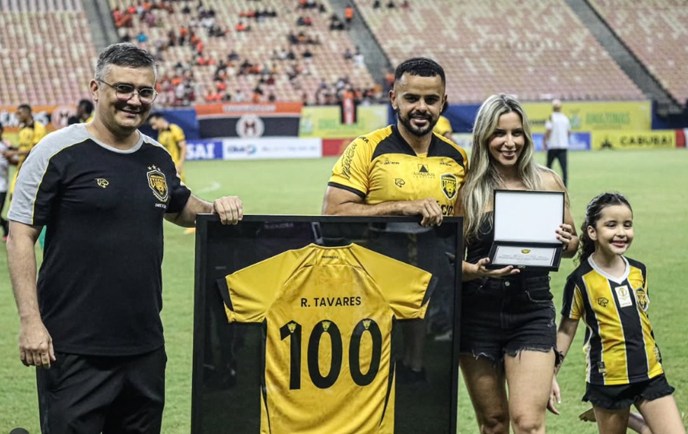 Rafael Tavares e fam&iacute;lia receberam homenagem do diretor Ivo Mesquita (primeiro &agrave; esquerda) pelos 100 jogos do camisa 10 em 2025. &mdash; Foto: Jo&atilde;o Normando/AMFC