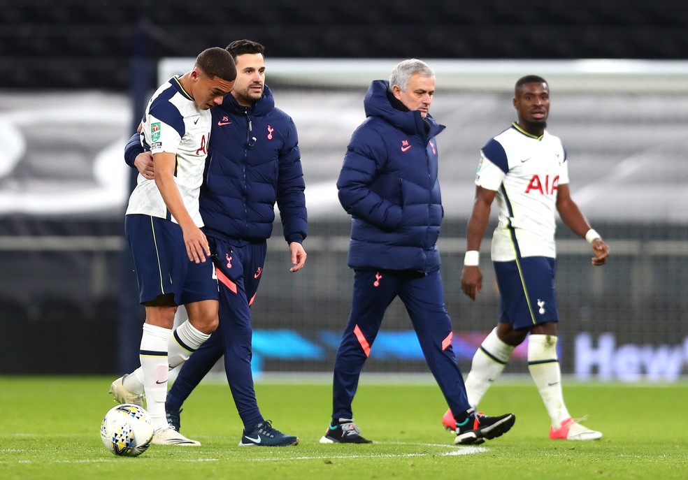Carlos Vinicius, o auxiliar João Sacramento e Mourinho no Hotspur Stadium pelo Tottenham em 2021 — Foto: Clive Rose/Getty Images