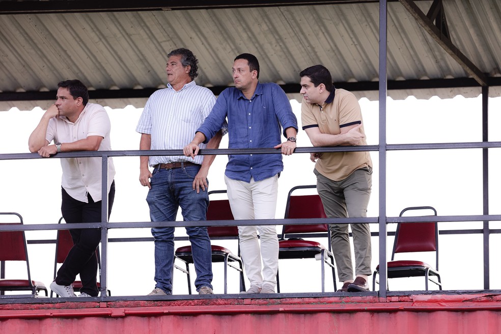 Vice executivo Kadico Pereira, diretor Marcos Vinícius e Ítalo Rodrigues em treino do Sport
