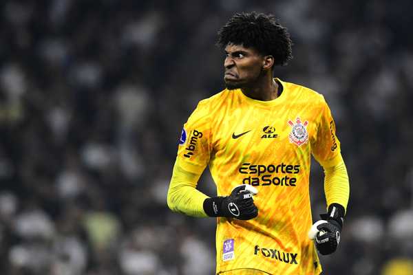 Corinthians terá que aguardar até outubro para comprar o goleiro Hugo Souza