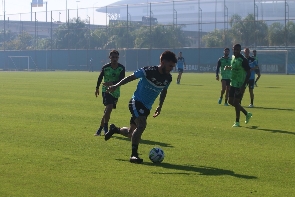 Nathan em treino do Grêmio — Foto: João Victor Teixeira