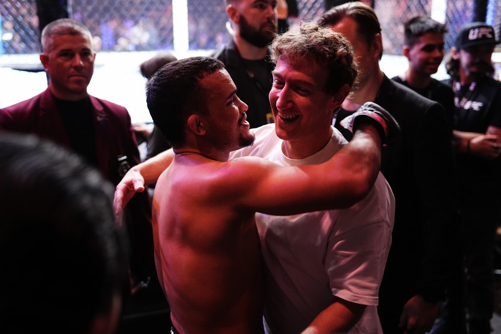 Daniel Willycat (esq.) abraça Mark Zuckerberg (dir.) após vitória no UFC — Foto: Jeff Bottari/Zuffa LLC