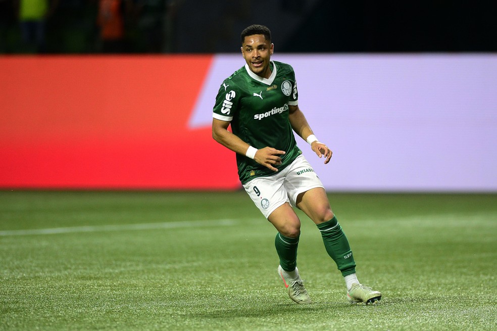 Vitor Roque impressiona Abel Ferreira nos treinos da semana no Palmeiras
