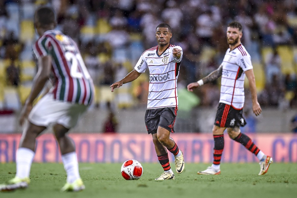 De la Cruz em ação no Fluminense x Flamengo — Foto: Marcelo Cortes / CRF