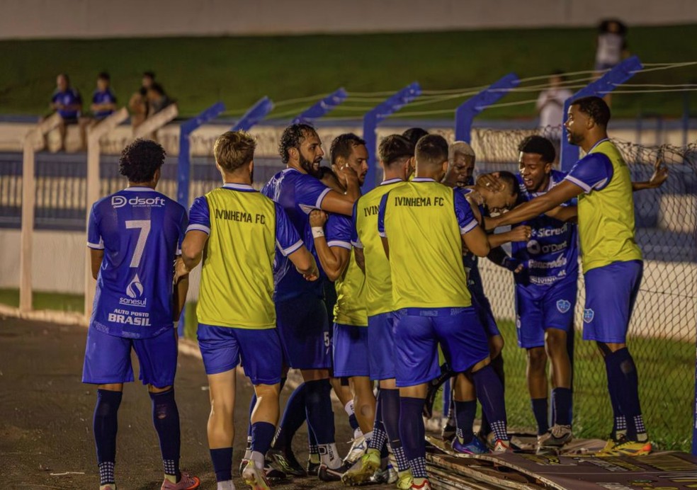 Jogadores do Ivinhema comemorando gol | Ivinhema e Democrata GV
