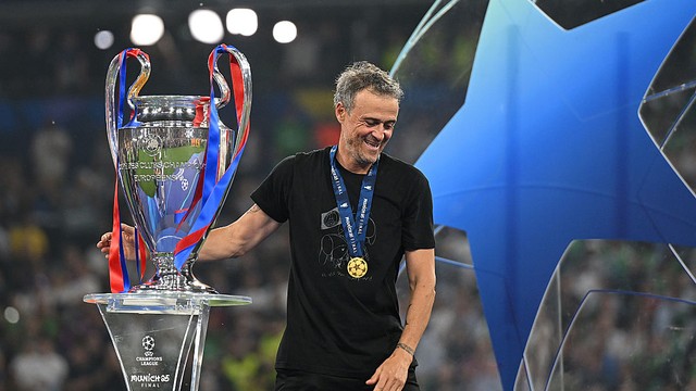 Luis Enrique com a taça da Champions League 24/25 usando camisa em homenagem a sua filha