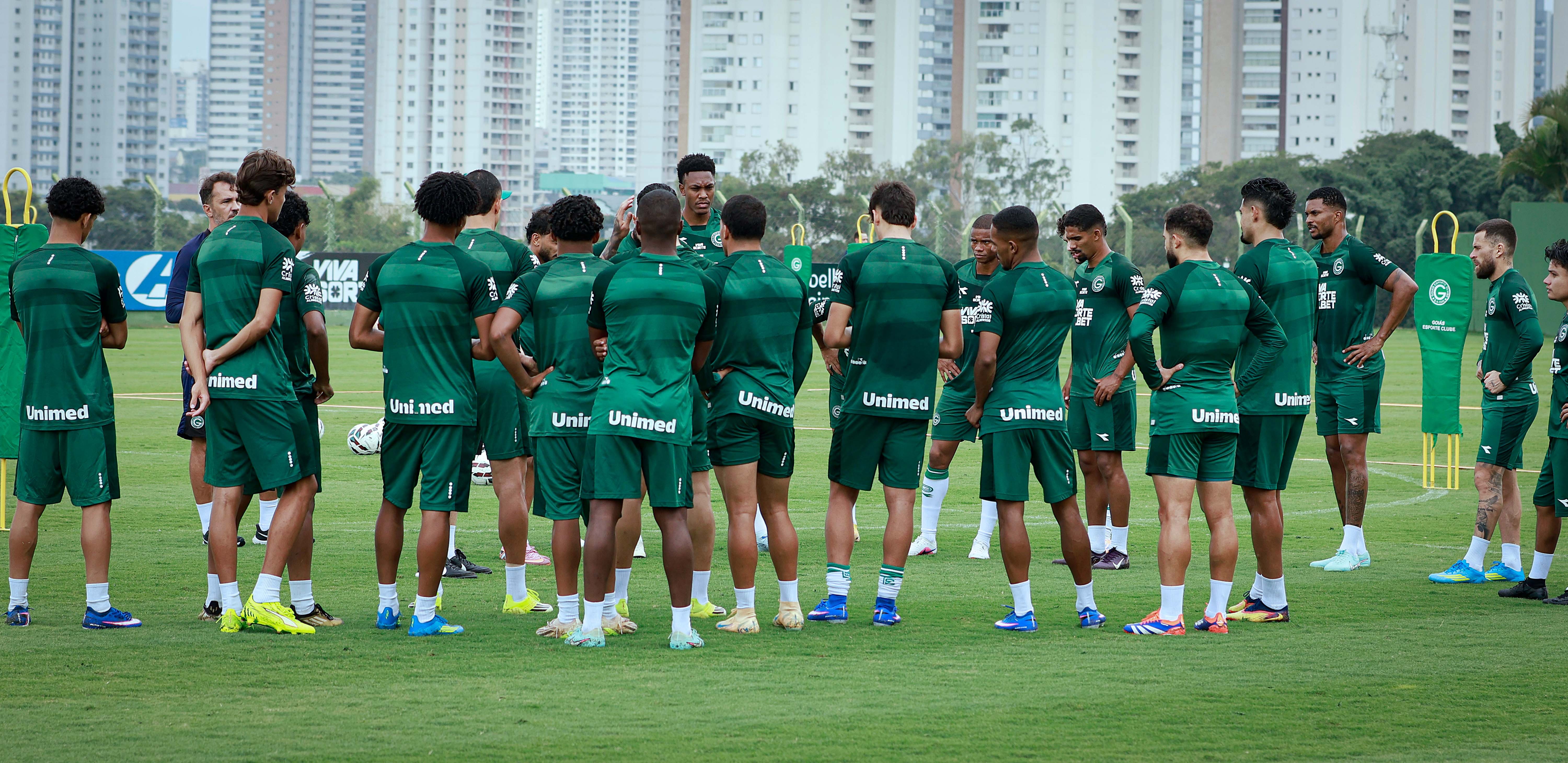 Com dois jogos fora, Goiás busca a primeira vitória como visitante