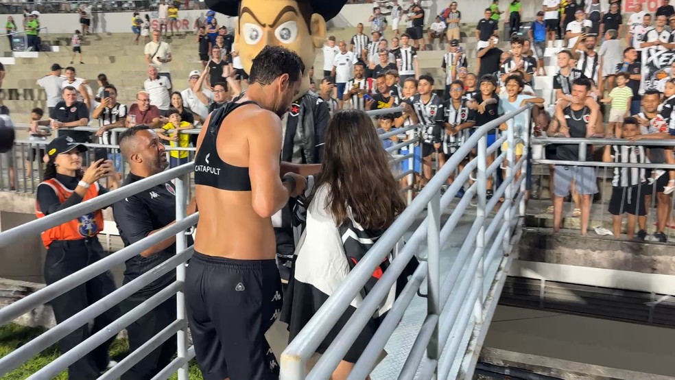 Nenê Botafogo-PB entrega camisa a torcedora mirim Sofia