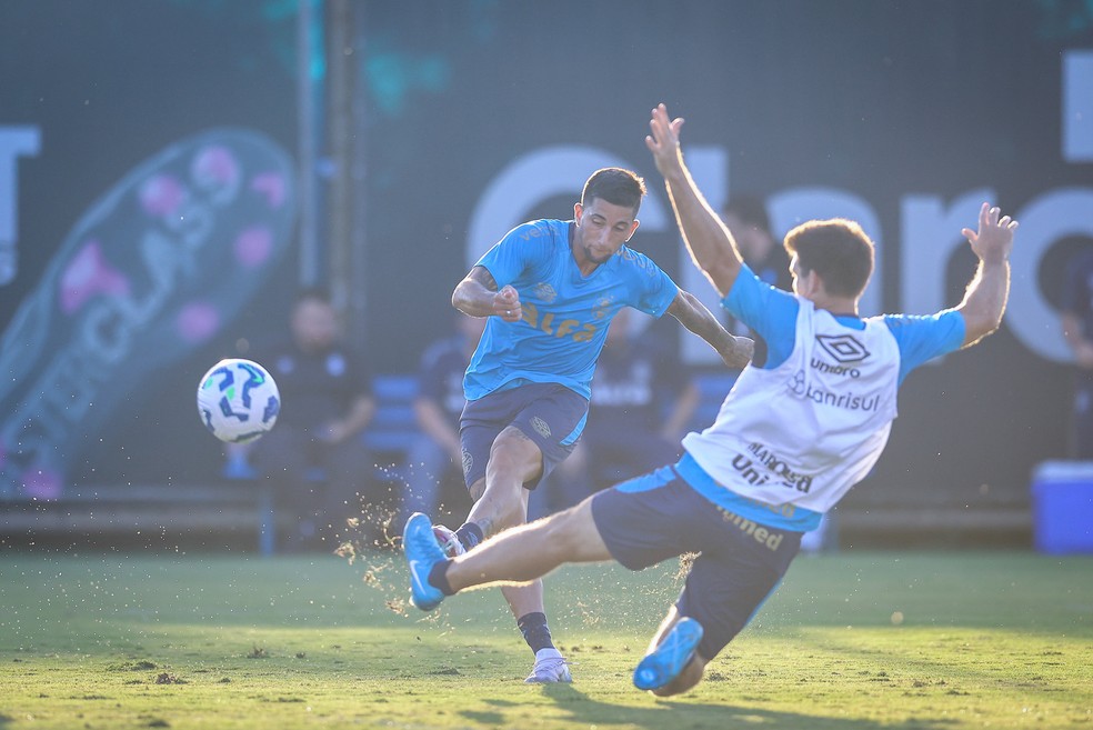 Cristian Olivera participou do treinamento desta quinta-feira, comandado pelo interino James Freitas