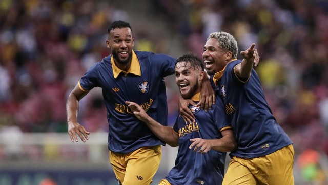 Jogadores do Retrô comemorando a vitória