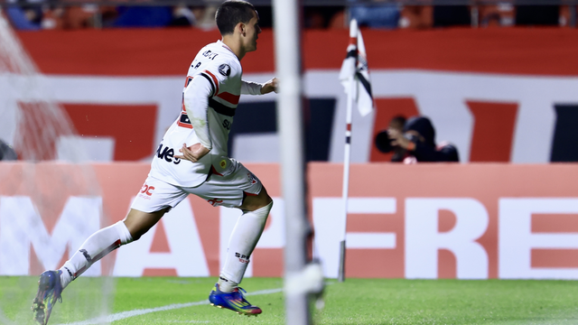 Lucca comemora gol do São Paulo contra o Libertad