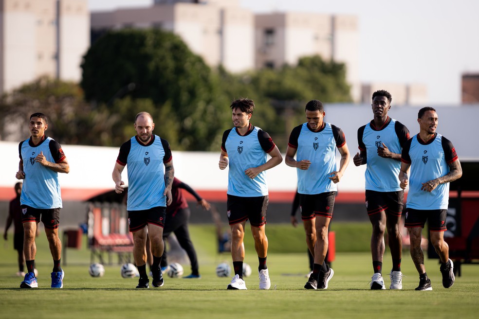 Elenco do Atlético-GO durante treino no CT — Foto: Raphael Teixeira/ACG