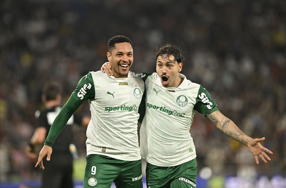 Vitor Roque e Mauricio comemoram gol do Palmeiras contra o Fluminense  Foto: Andre Duro