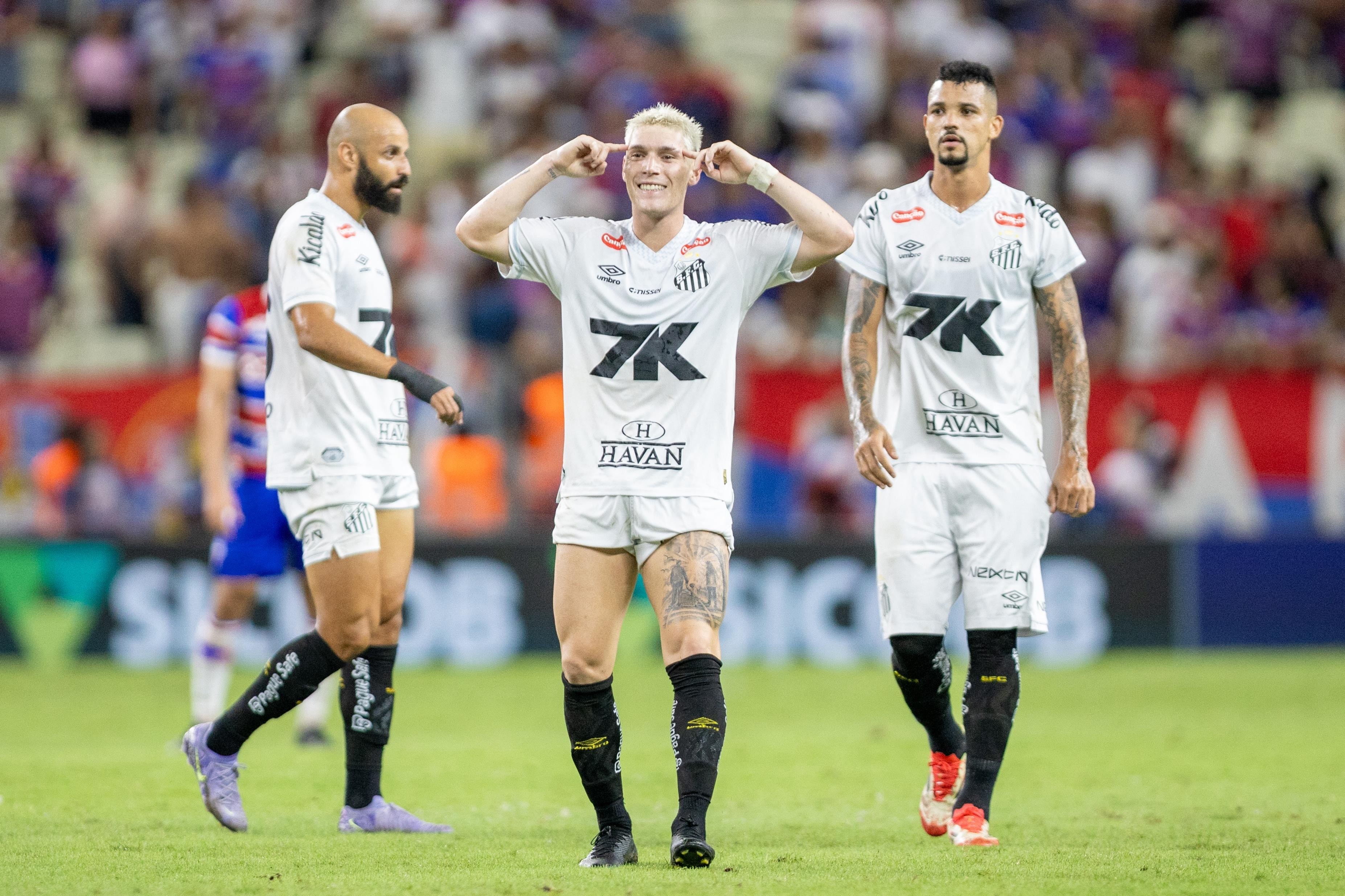 Rollheiser supera irregularidade e vira protagonista do Santos na ausência de Neymar