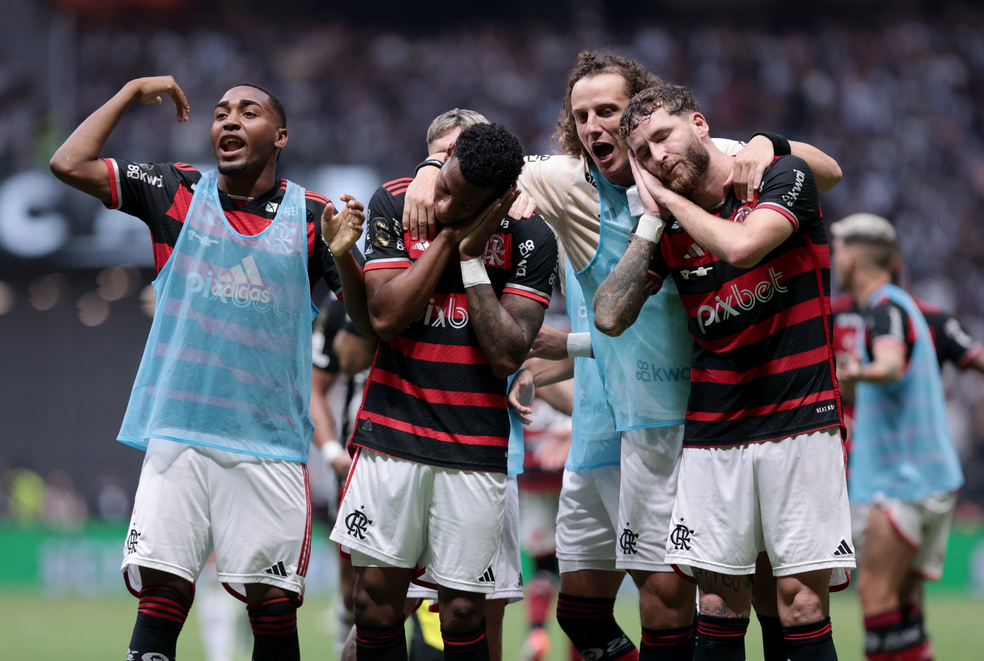 Plata comemora gol com os companheiros — Foto: Cris Mattos/Reuters