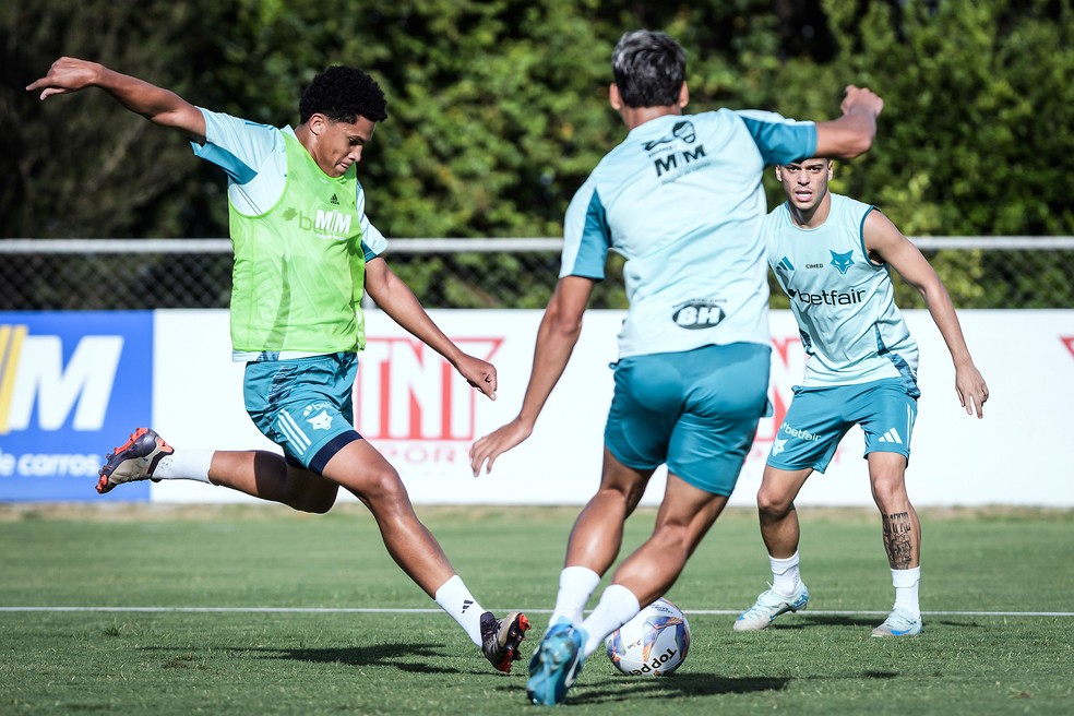 Kauã Prates em treino com profissionais do Cruzeiro — Foto: Gustavo Aleixo/Cruzeiro