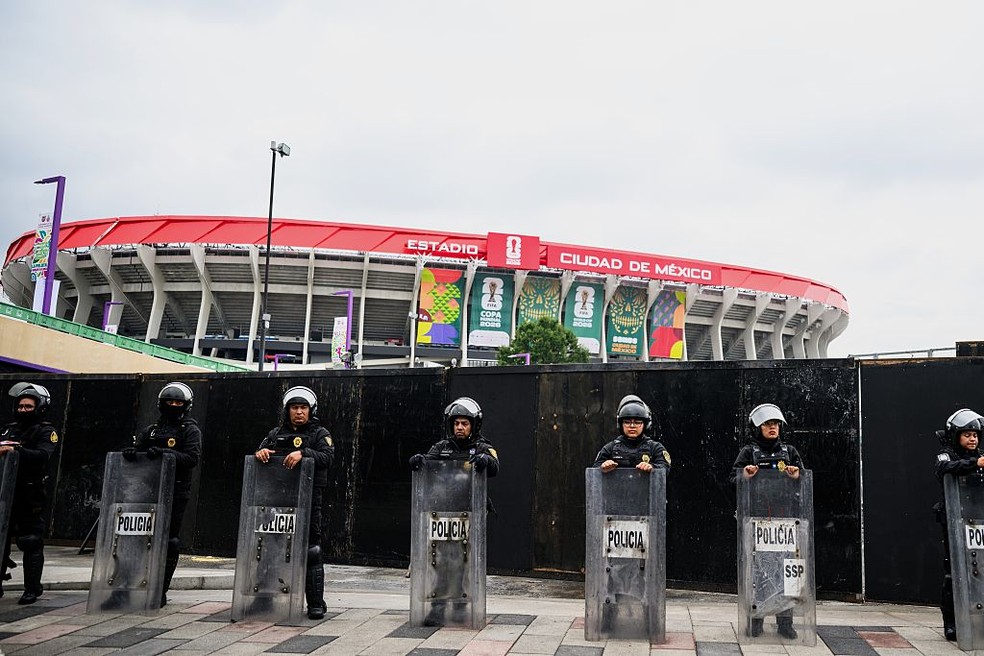 Policiais no entorno do Estádio Azteca — Protesto na Cidade do México