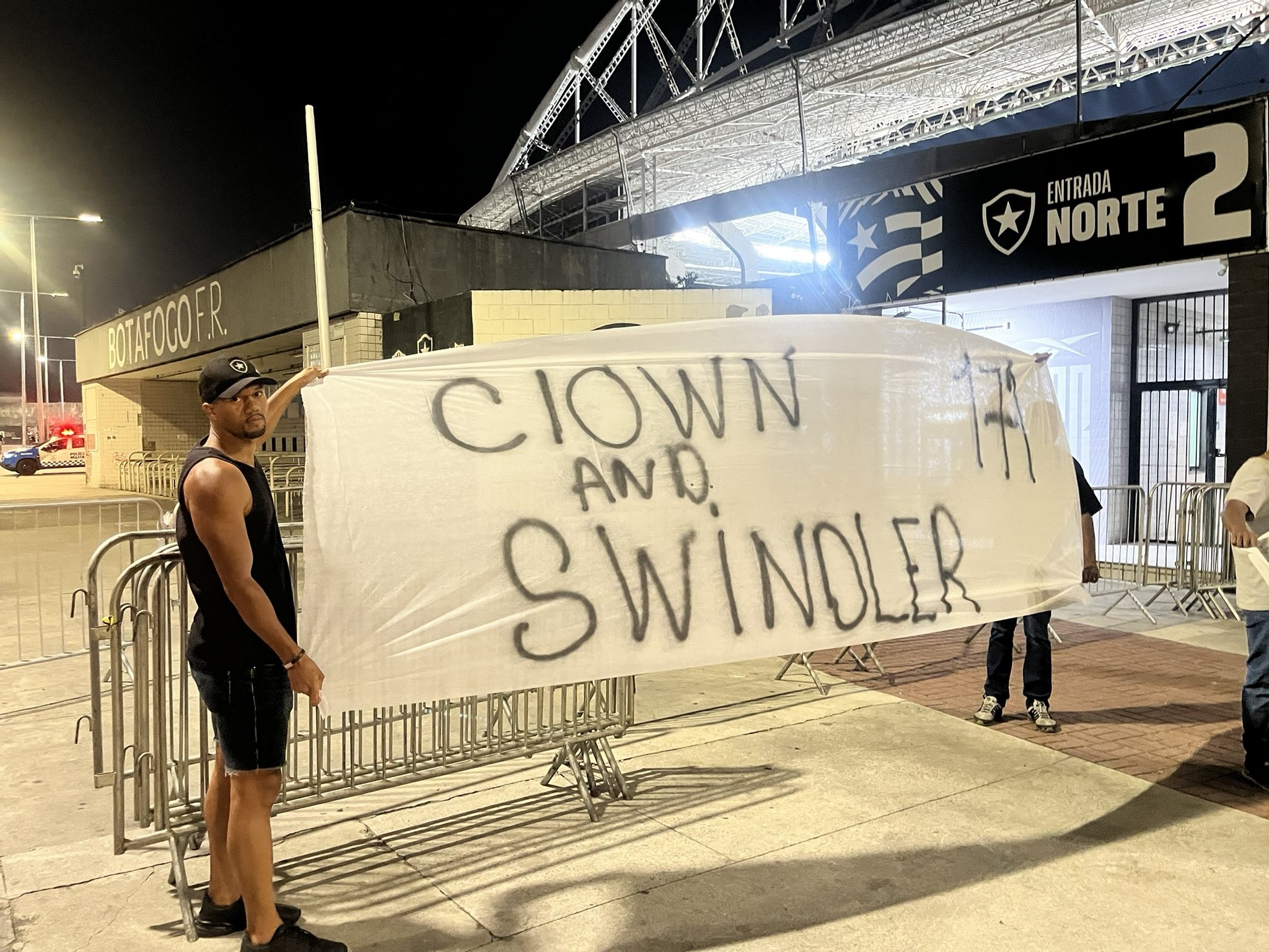 Torcedores do Botafogo protestam no Nilton Santos e criticam Textor: 