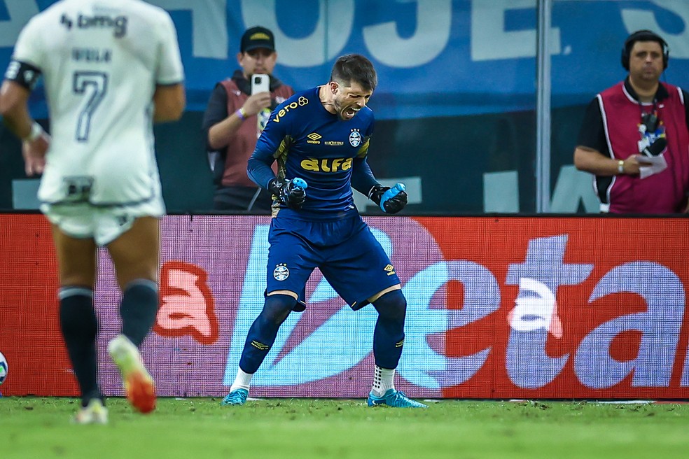 Tiago Volpi comemora defesa em vitória do Grêmio — Foto: Lucas Uebel/Grêmio