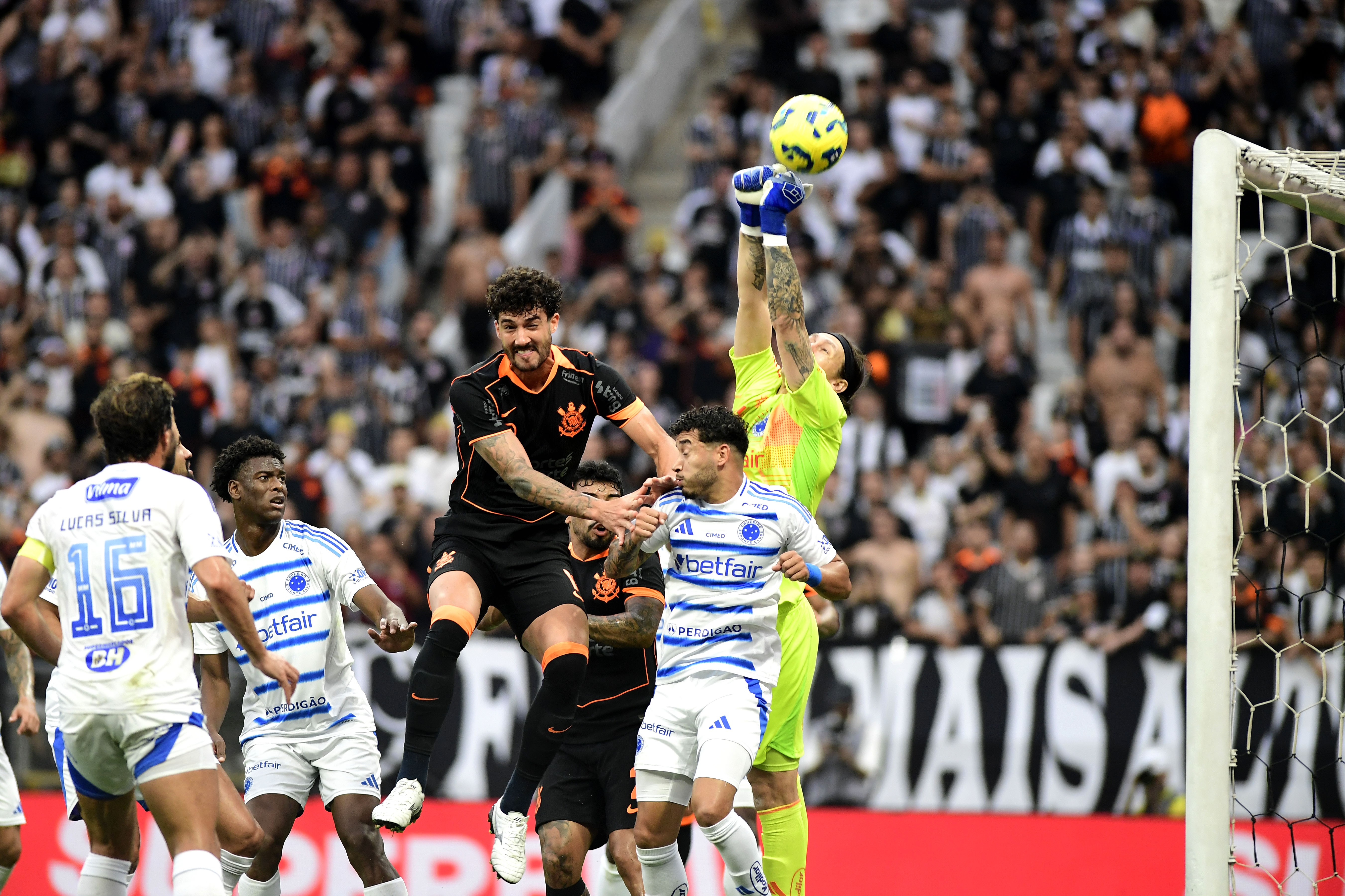 Cruzeiro é eliminado por Flamengo com atuações decisivas de Gabigol e Walace.