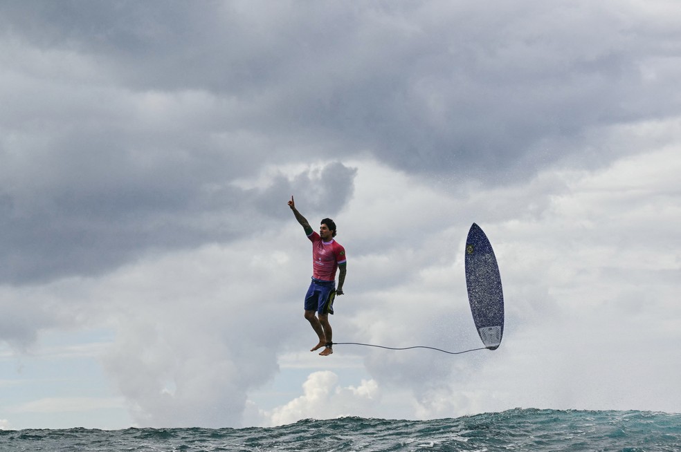 Gabriel Medina dedo alto Kanoa Igarashi oitavas Olimpíadas Paris 2024 — Foto: Jerome Brouillet/AFP