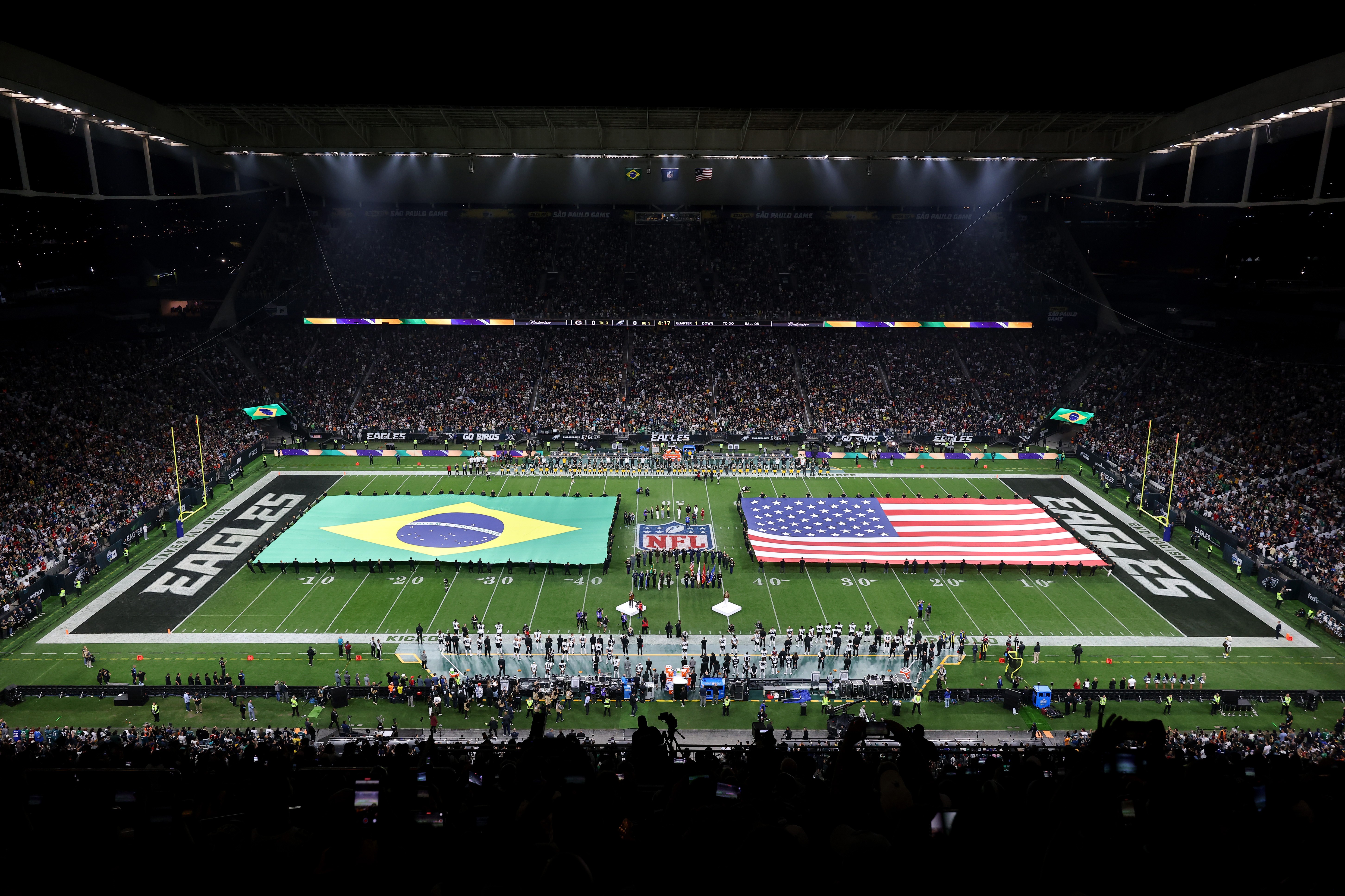 Corinthians celebra retorno da NFL à arena em vídeo com Memphis Depay