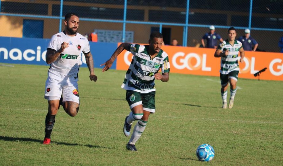 Botafogo-PB venceu o Altos por 1 a 0 no Estádio Lindolfo Monteiro, em Teresina — Foto: Julio Costa/ge