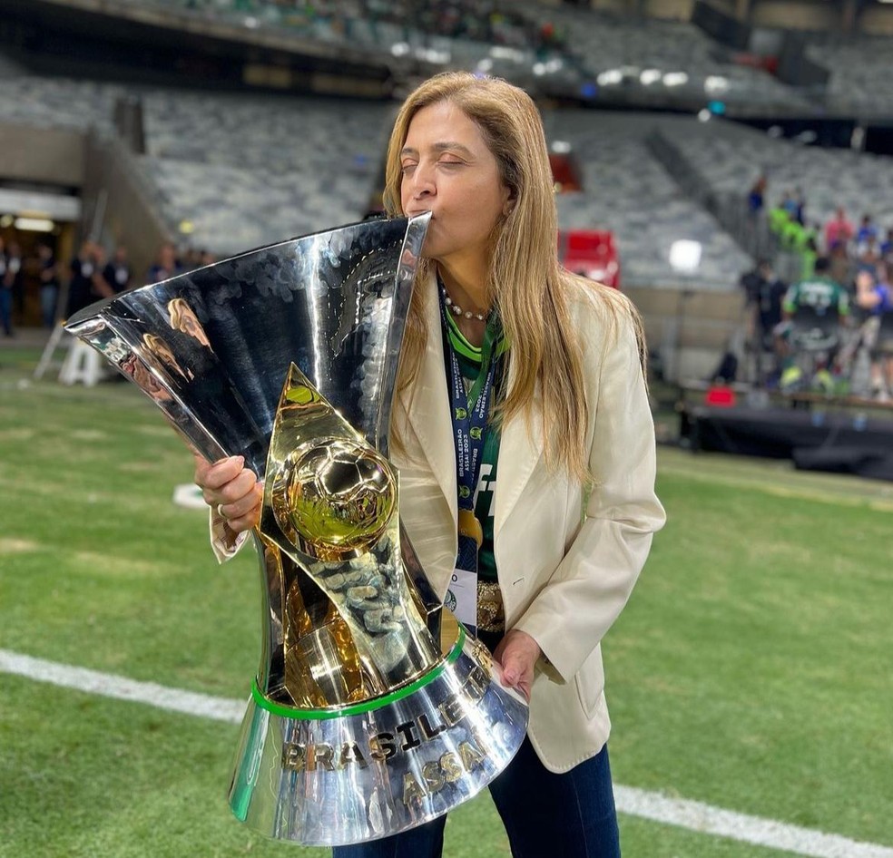 Leila Pereira com a taça de campeão brasileiro de 2023 conquistada pelo Palmeiras — Foto: Reprodução/X