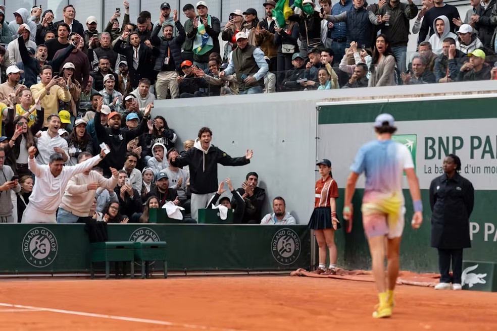 Torcida brasileira apoia João Fonseca na estreia em Roland Garros — Foto: Johan Soneto / FFT