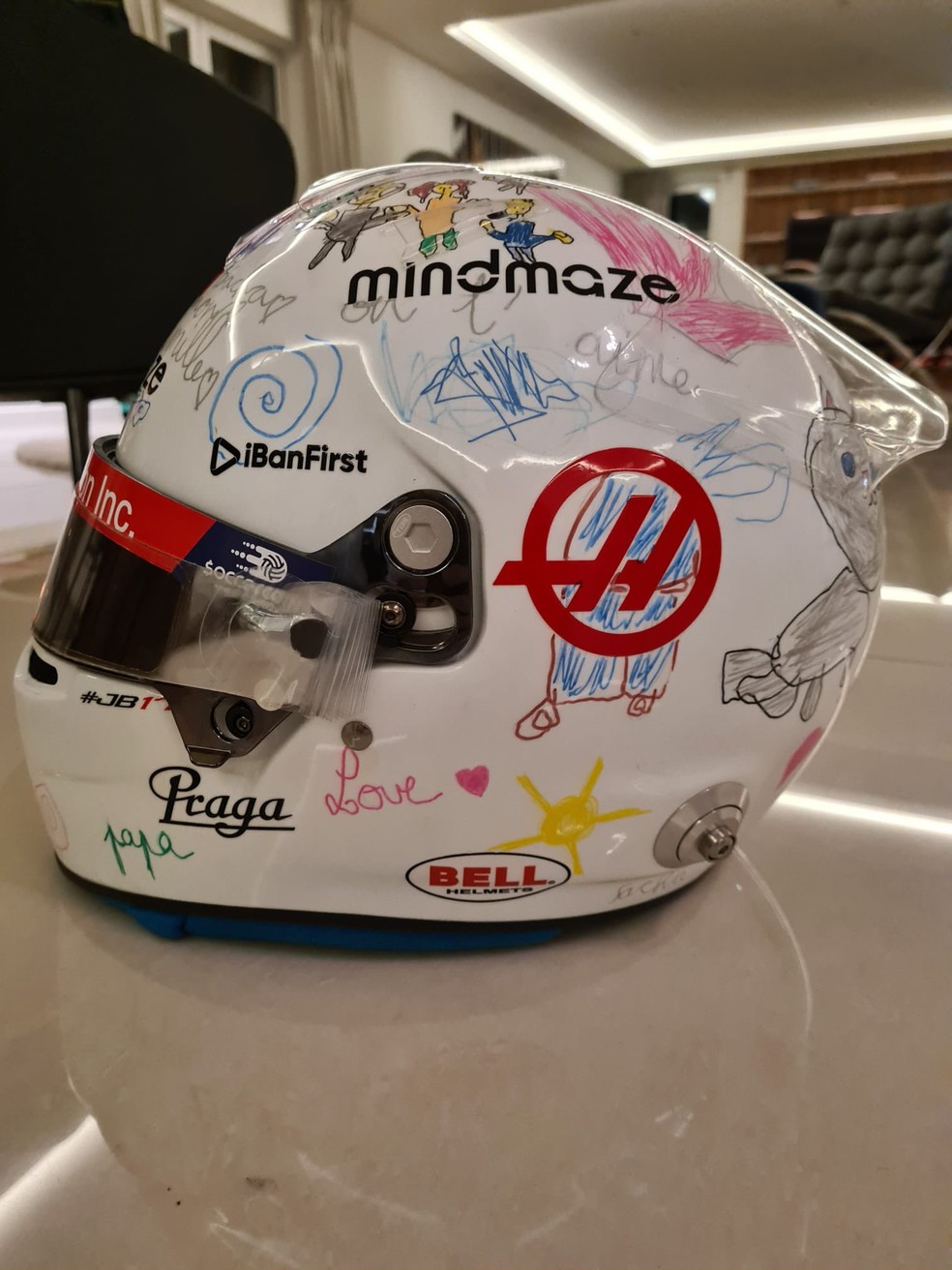 Capacete de Romain Grosjean desenhado pelos filhos — Foto: Reprodução/Redes sociais