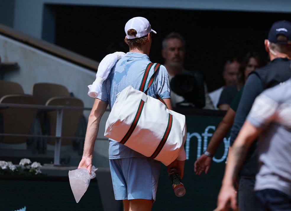 Jannik Sinner deixa a quadra durante pausa por conta do calor em Paris — Foto: Reuters/Stephanie Lecocq