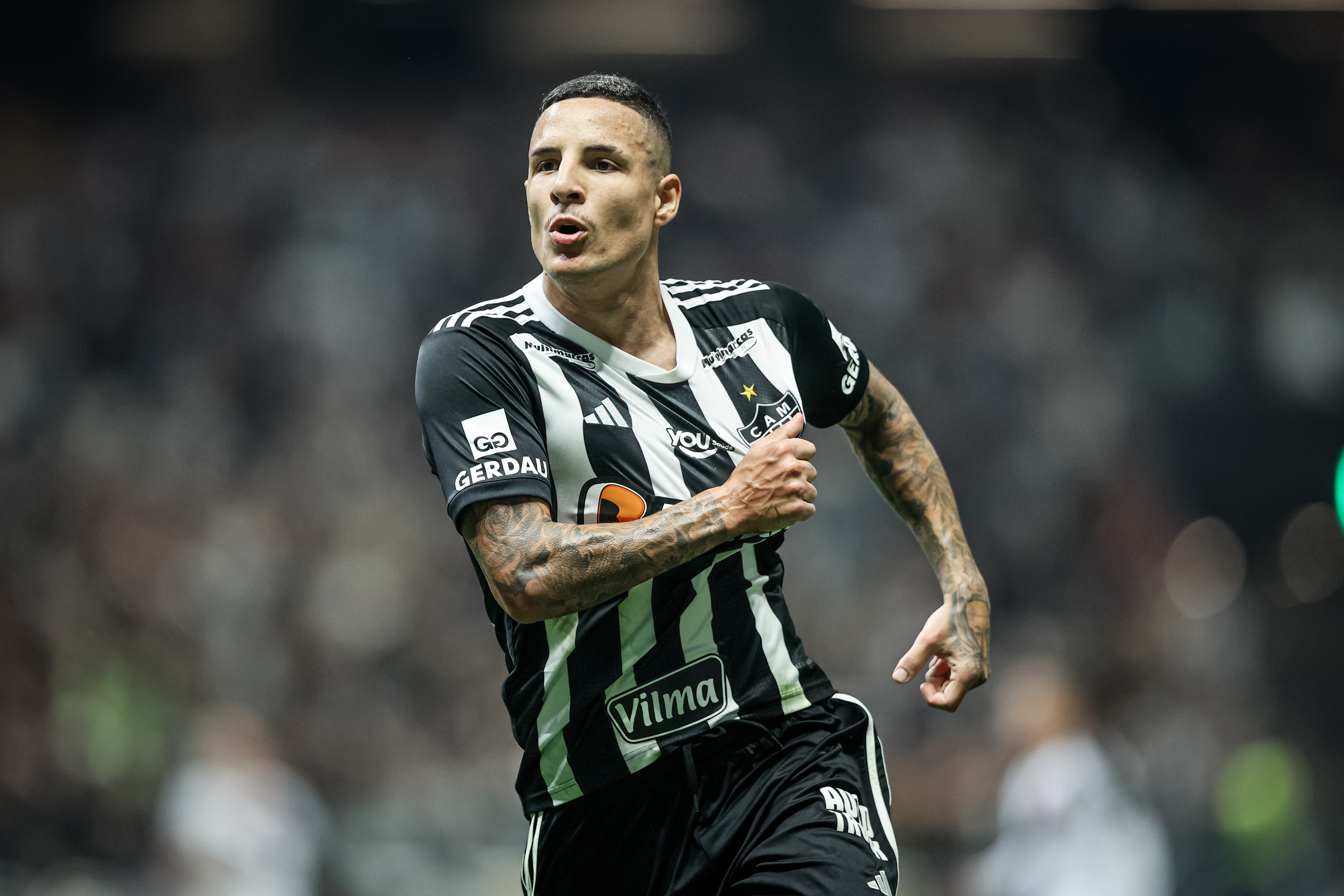 Guilherme Arana se declara ao Atlético-MG e recebe apoio de Hulk