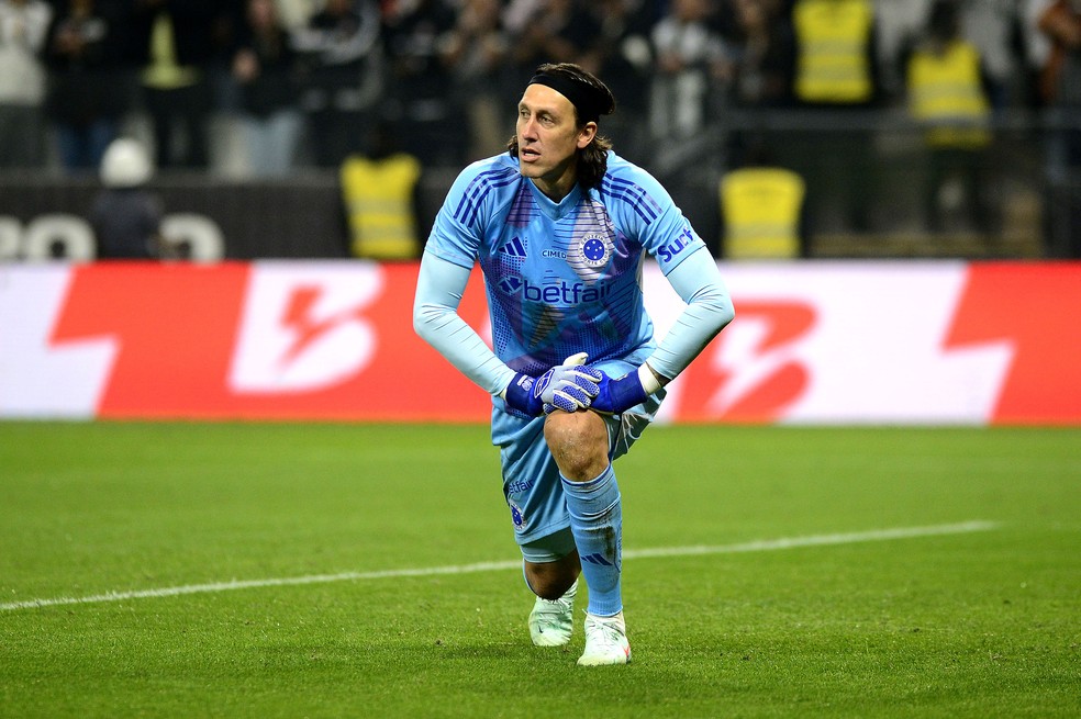 Goleiro Cássio em ação pelo Cruzeiro contra o Corinthians