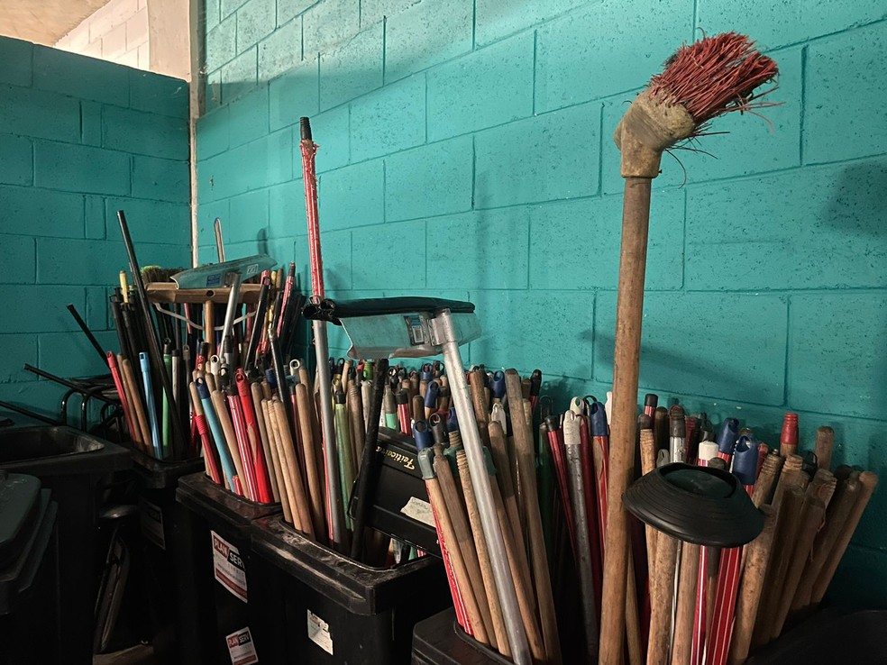 Dezenas de vassouras e rodos usados para limpeza do Allianz Parque após eventos — Foto: Camila Alves