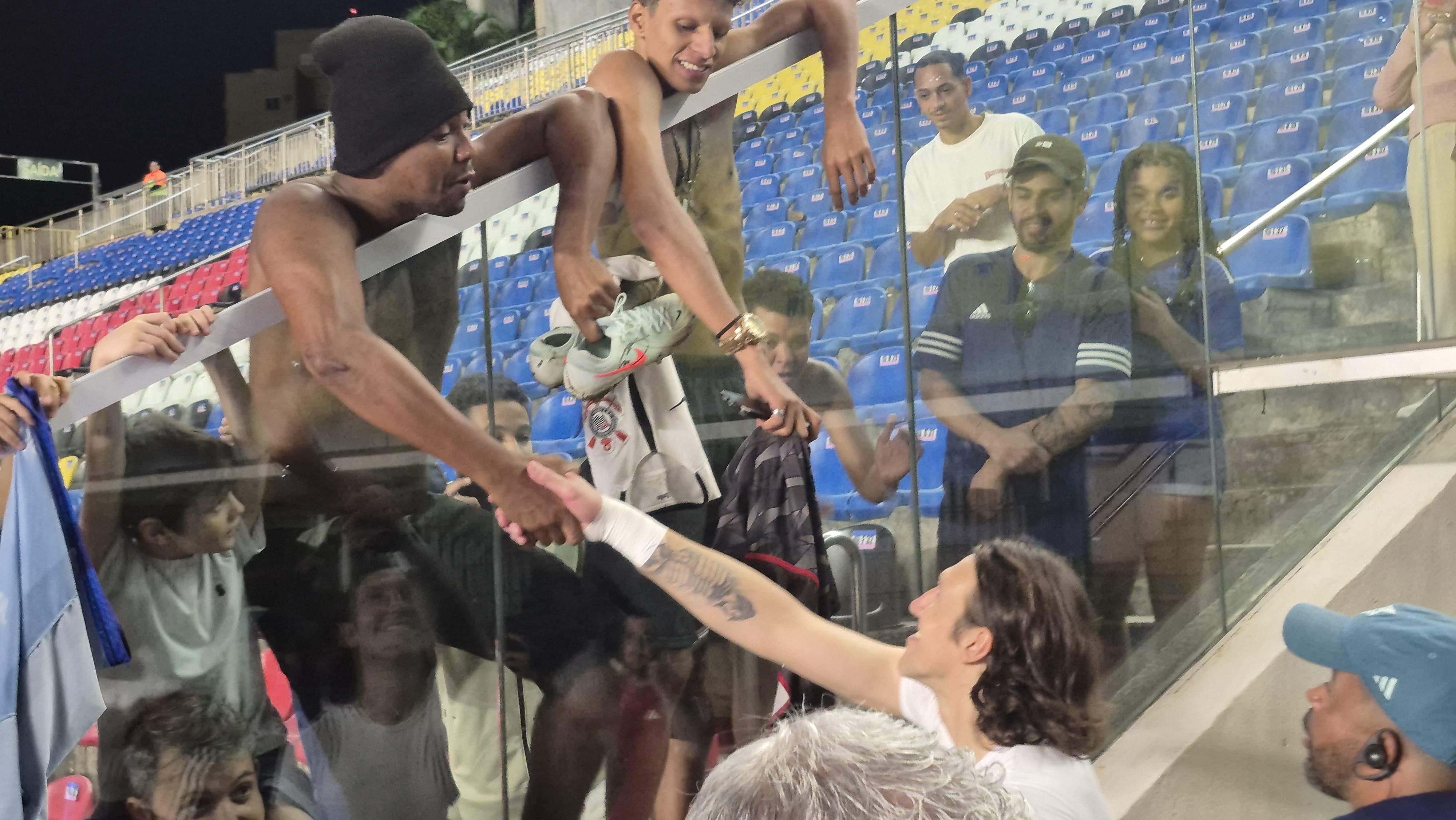 Corinthiano emociona-se ao receber chuteira de Cássio do Corinthians.