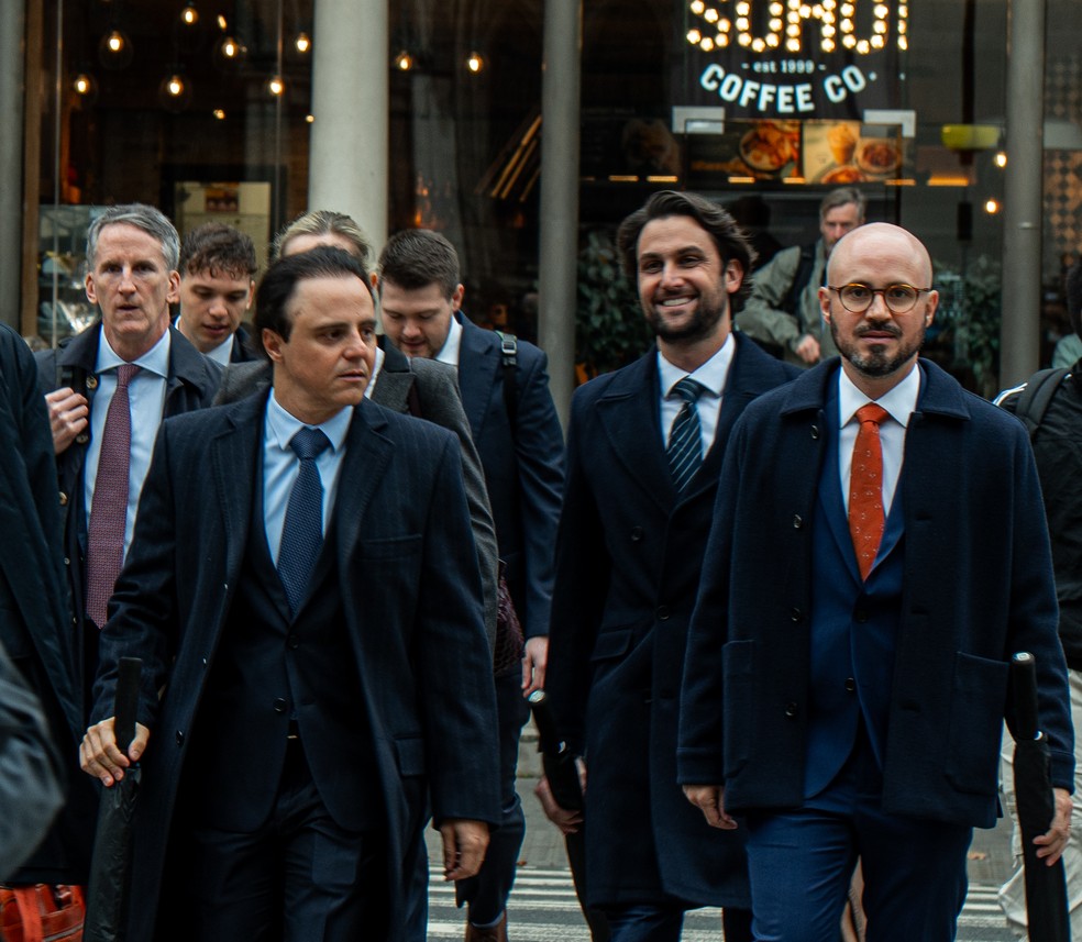 Felipe Massa e seu irmão Dudu Massa chegam à Corte Inglesa com os advogados Bernardo Viana, Nick de Marco, Kendrah Potts, Rowan Senett, Luke Duggan, Jeffrey Sullivan e Callum Nichols — Foto: Lucas Pacheco