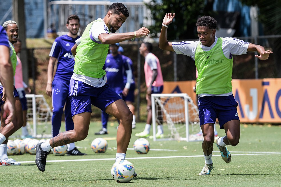João Marcelo e Kaique Kenji during training at Cruzeiro — Photo: Gustavo Aleixo/Cruzeiro