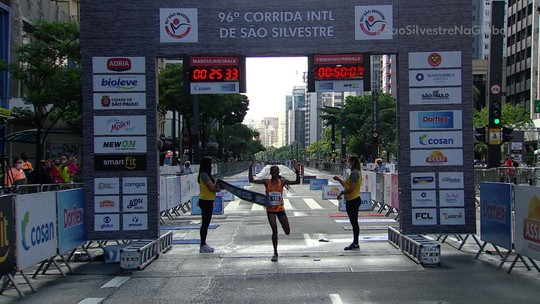 Etíope ultrapassa Daniel Nascimento no fim, e africanos são bicampeões da São Silvestre - Programa: ge.globo 