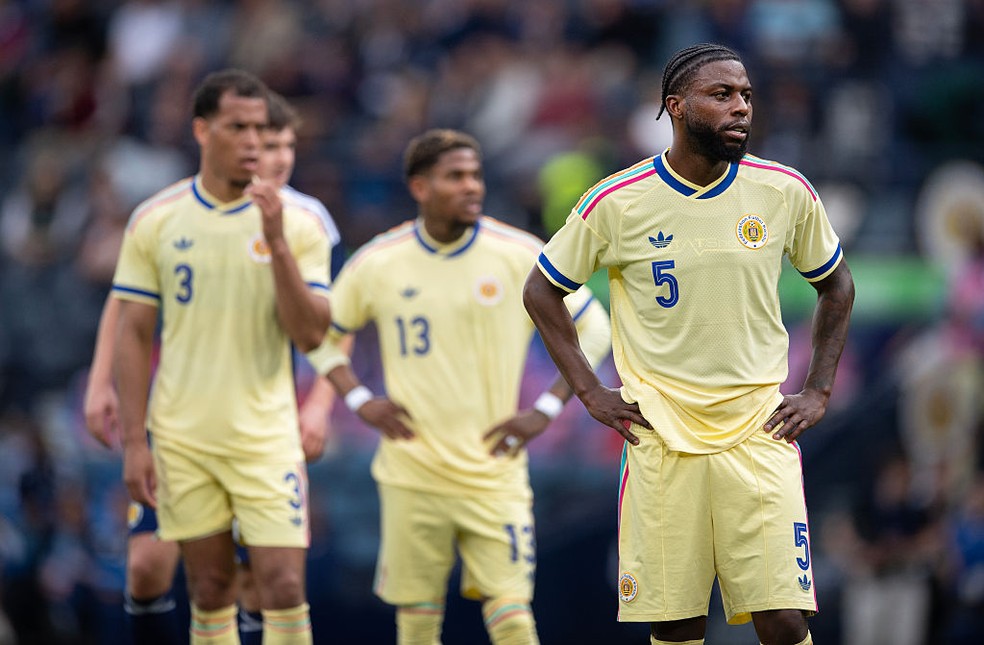 Uniforme 2 de Curaçao para a Copa foi sucesso de vendas — Foto: Getty Images