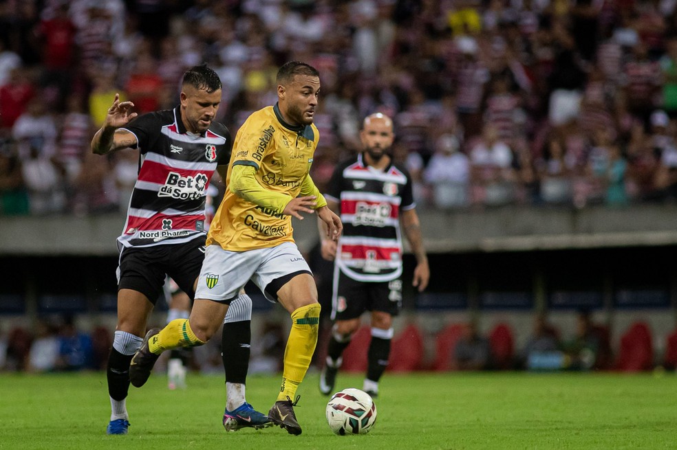 Santa Cruz em lance do jogo contra Ypiranga