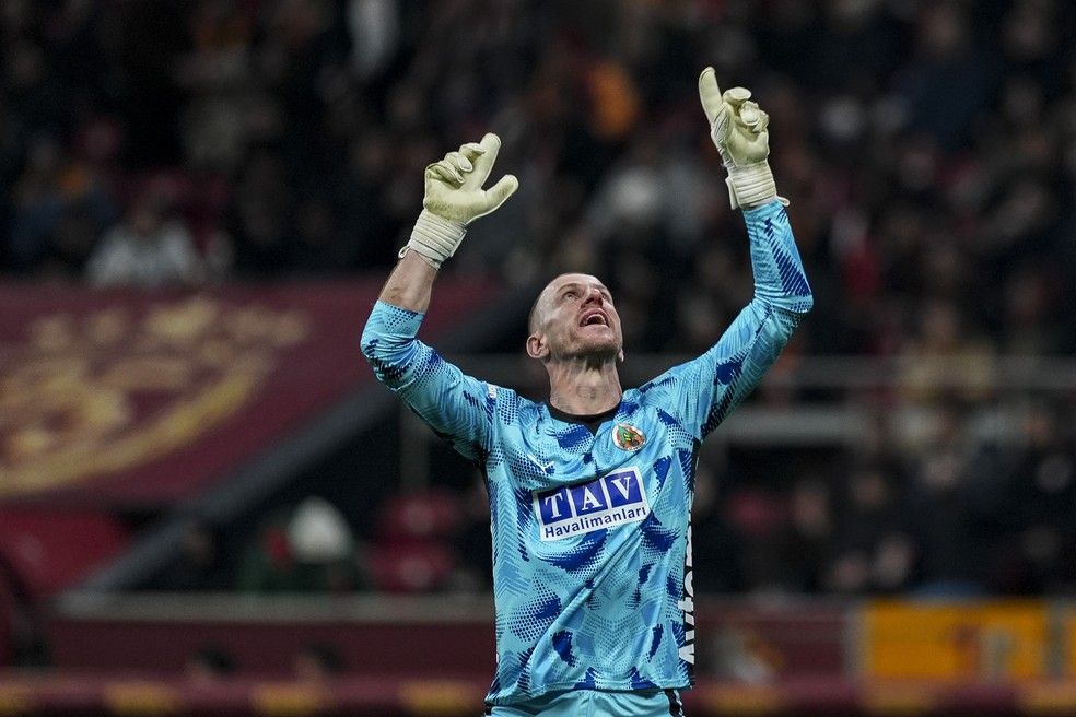 Paulo Victor em ação durante a partida entre Alanyaspor e Galatasaray — Foto: Arife Karakum/Anadolu via Getty Images