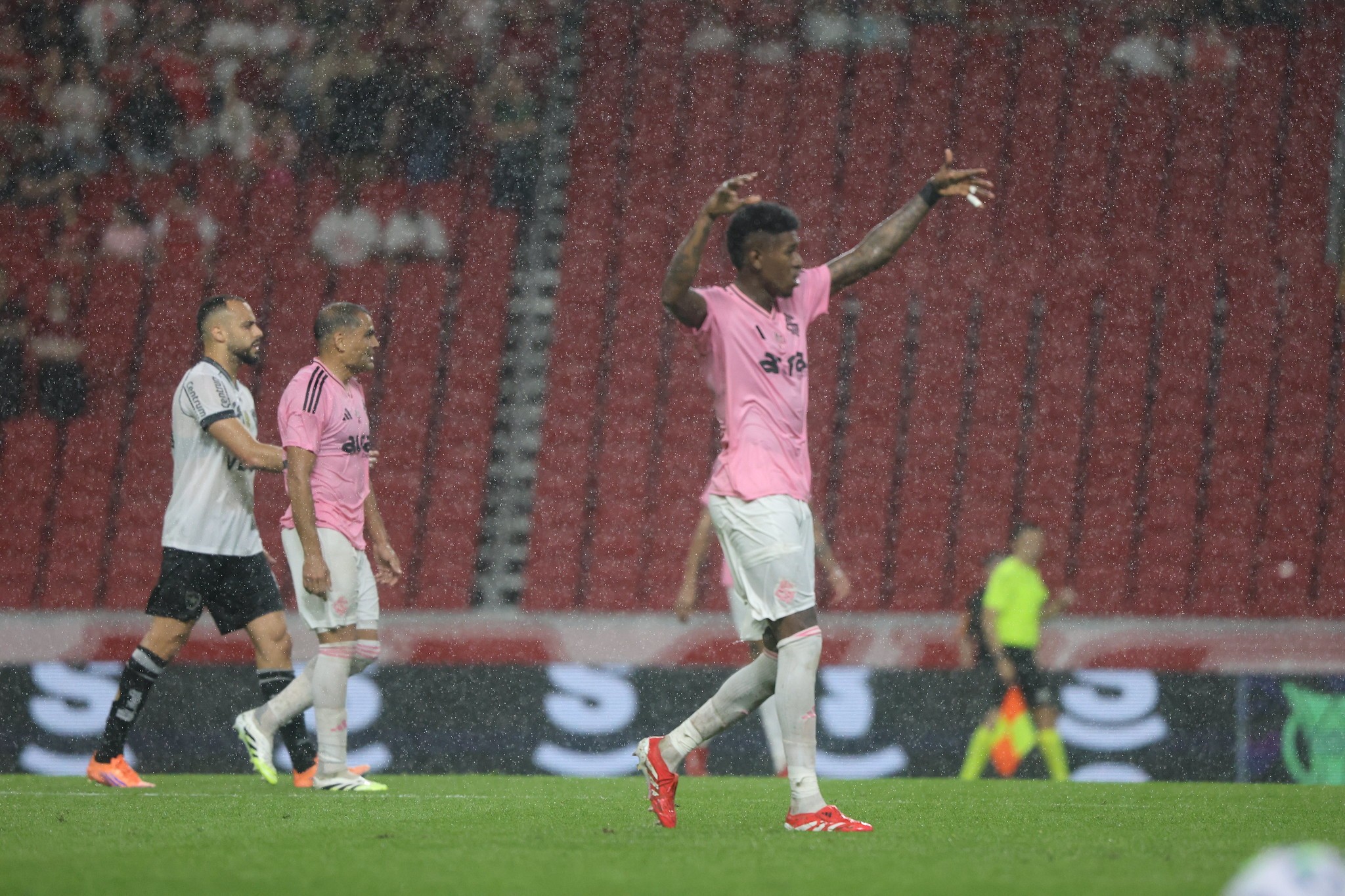 Inter revê solidez com novo esquema e sai sem vazar após 15 jogos