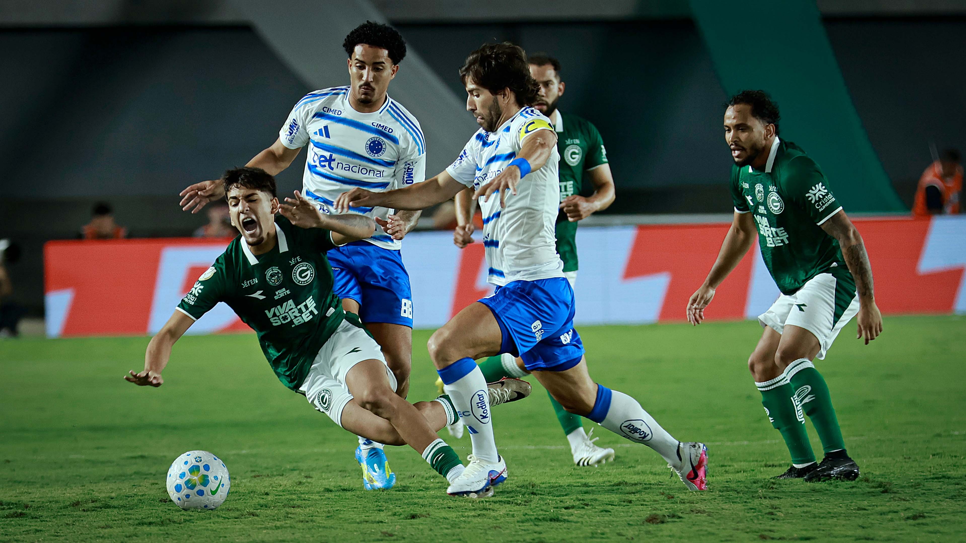 Cruzeiro: Busca por Consistência em Meio a Avanços e Desafios Persistentes