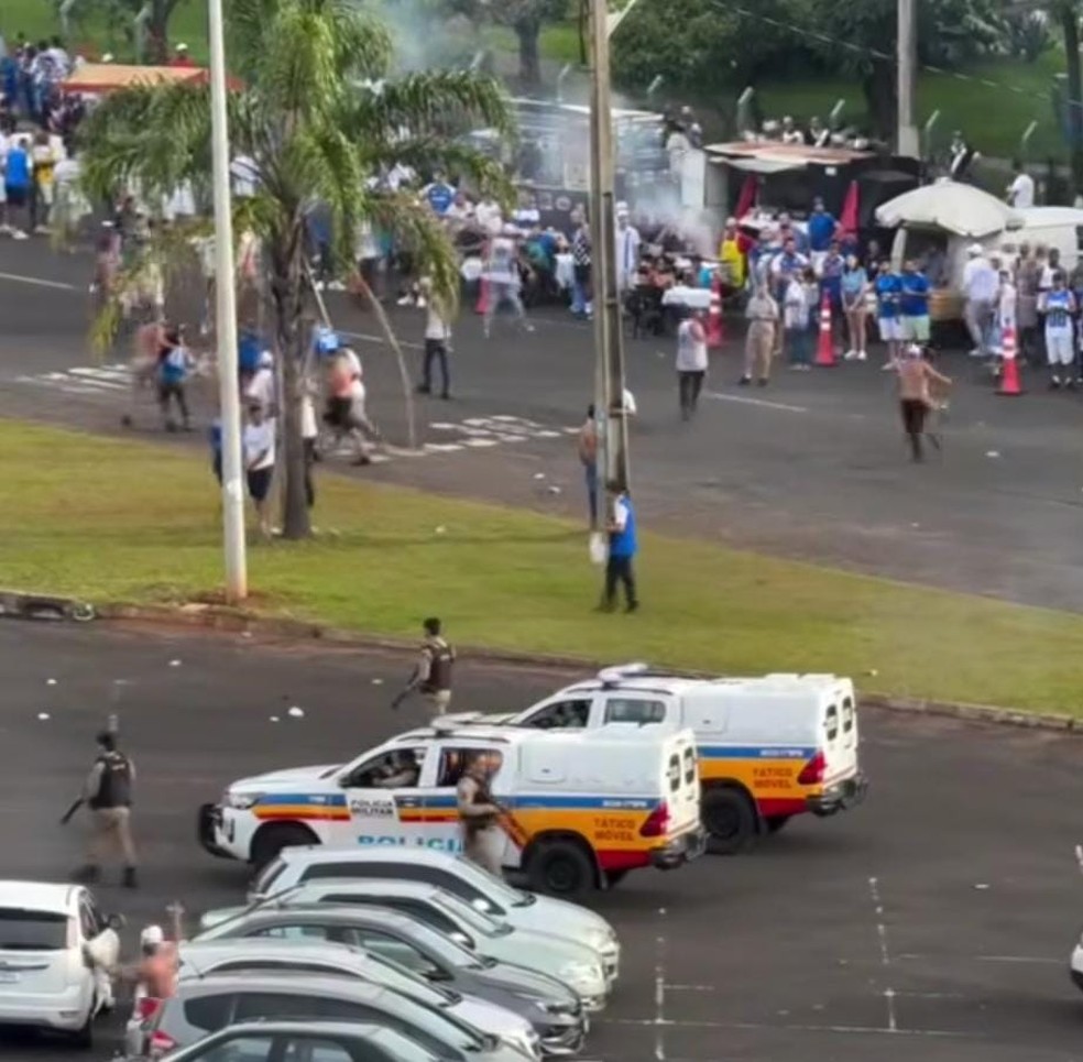 Cruzeiro x Vasco: Polícia Militar dispersa briga entre torcedores em Uberlândia — Foto: Polícia Militar de Minas Gerais/Divulgação